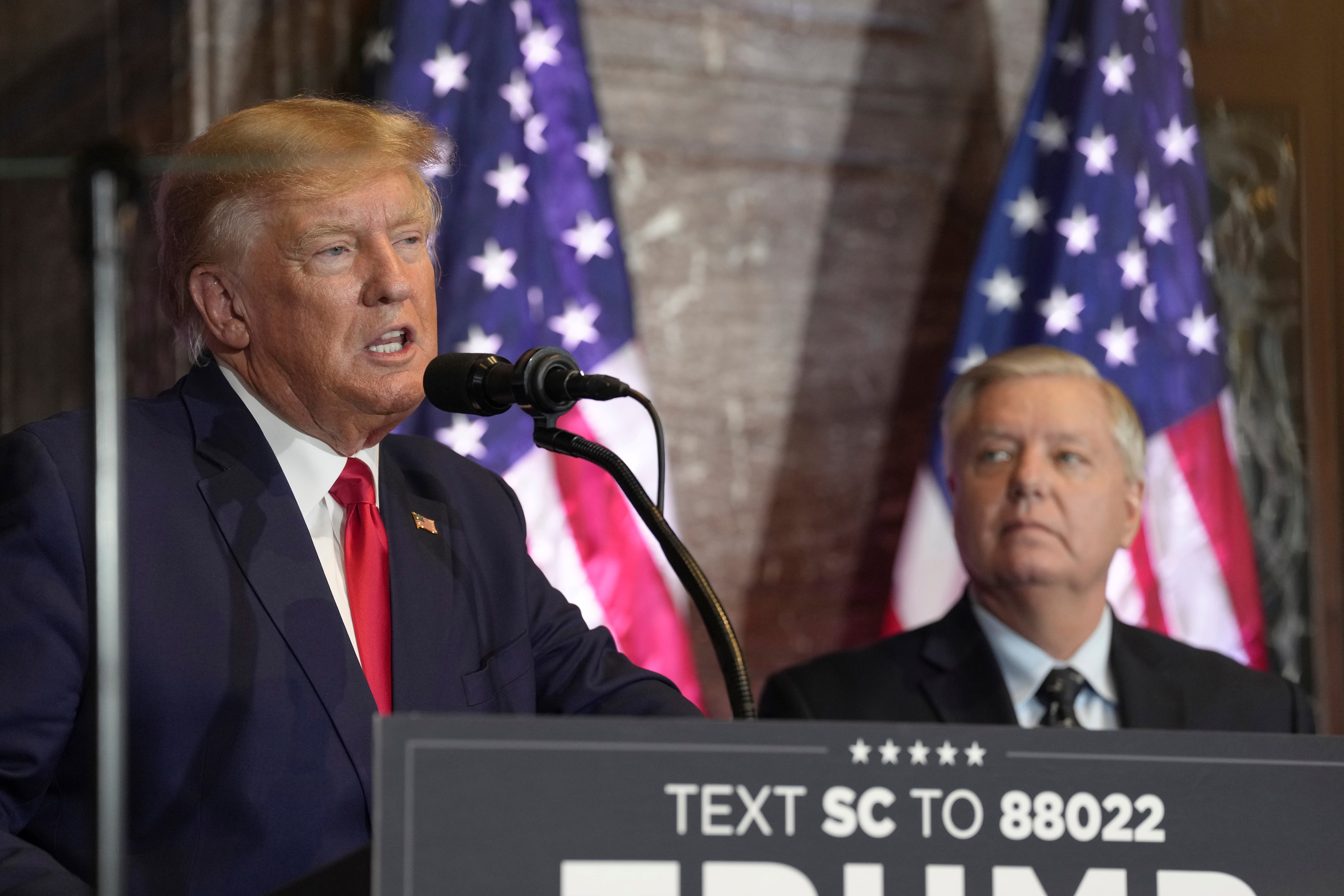 El presidente Donald Trump junto al senador Lindsey Graham durante un acto de campaña en Columbia, Carolina del Sur (AP)
