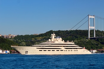 El Dilbar, un yate de lujo propiedad del multimillonario ruso Alisher Usmanov, navega en el Bósforo en Estambul, Turquía 29 de mayo de 2019. Ayer fue incautado por autoridades alemanas (Reuters)