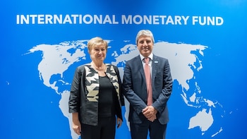Después de que el FMI recortó la perspectiva de crecimiento de Argentina, Georgieva elogió ante Caputo la disciplina fiscal del Gobierno