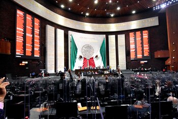 Fotografía cedida este mates por la Cámara de Diputados de México, en la que se registró el desarrollo de una sesión ordinaria de trabajo, en Ciudad de México (México). El Parlamento aprobó la Ley Federal de Revocación de Mandato, para llevar a cabo una consulta a la ciudadanía sobre la continuidad del presidente. EFE/Cámara de Diputados
