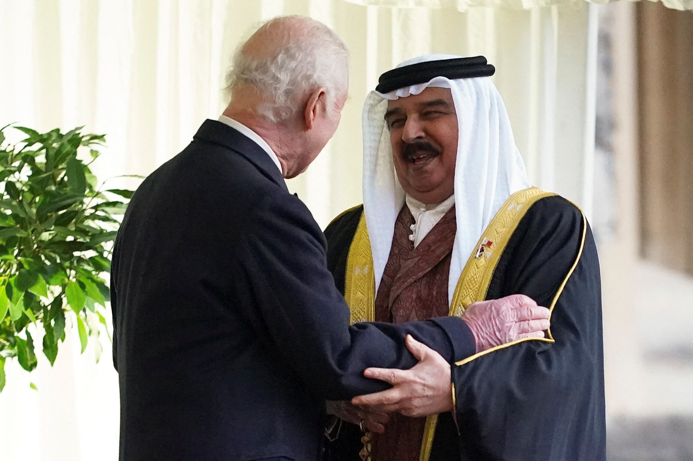 Carlos III, junto a Hamad bin Isa al-Khalifa, rey de Baréin. (Yui Mok/Pool via REUTERS)