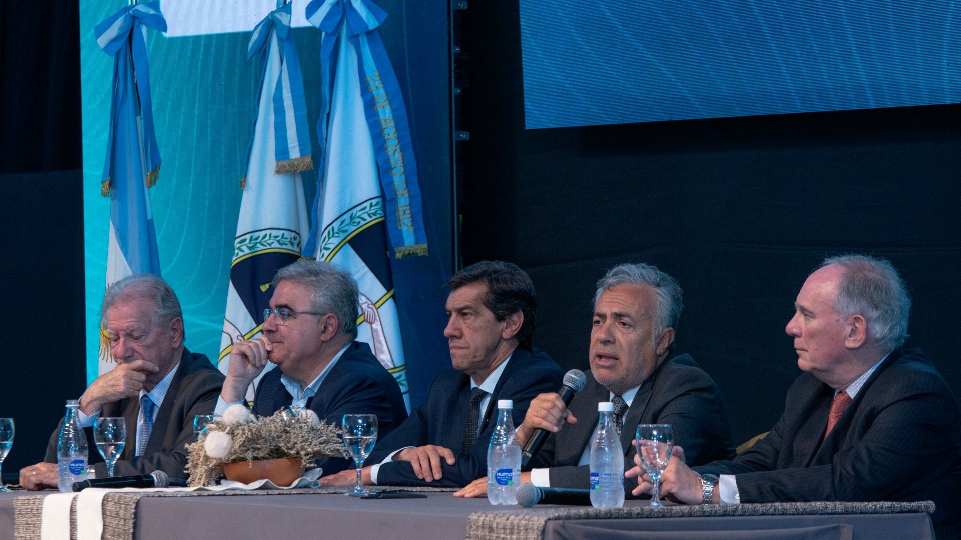 Antonio Marocco (Salta), Raúl Jalil (Catamarca), Carlos Sadir (Jujuy), Alfredo Cornejo (Mendoza) y Luis Lucero (Nación) en el acto de cierre de Litio en Sudamérica