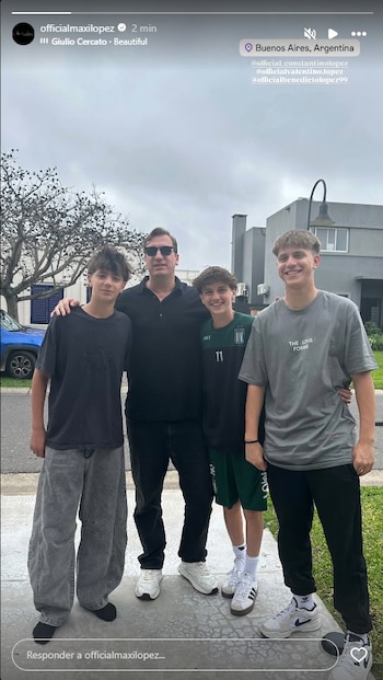 Maxi López rodeado por Constantino,