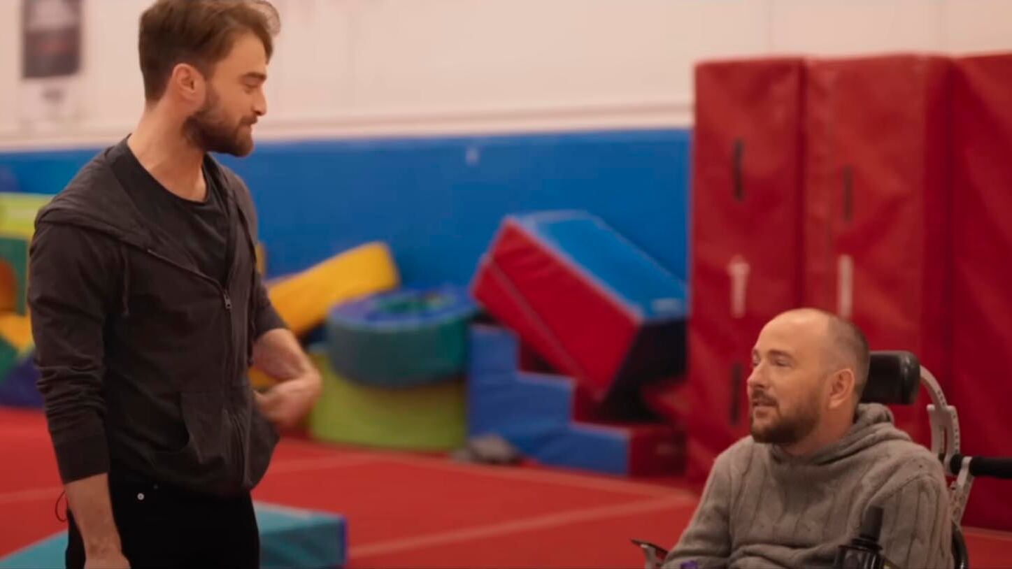 La relación entre Holmes y Radcliffe se fortaleció tras el accidente (Captura de pantalla/HBO)