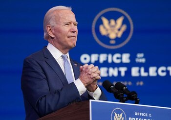 El presidente electo de Estados Unidos, Joe Biden, habla sobre el asalto que se produjo el miércoles en el Capitolio (REUTERS/Kevin Lamarque)