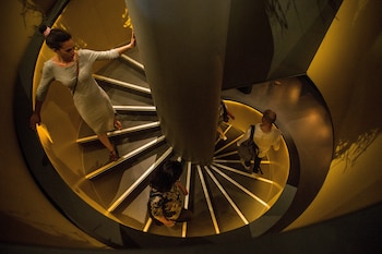 En una escalera angosta, quien sube necesita continuidad: frenar en pleno esfuerzo desordena el ritmo de todos. EFE/EPA/ZOLTAN BALOGH/Archivo