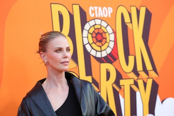 Más allá de su carrera, Charlize Theron aborda los desafíos de la maternidad, el caos familiar, las adolescencias y la convivencia con mascotas cuyos nombres reflejan guiños culturales (REUTERS/Mario Anzuoni)