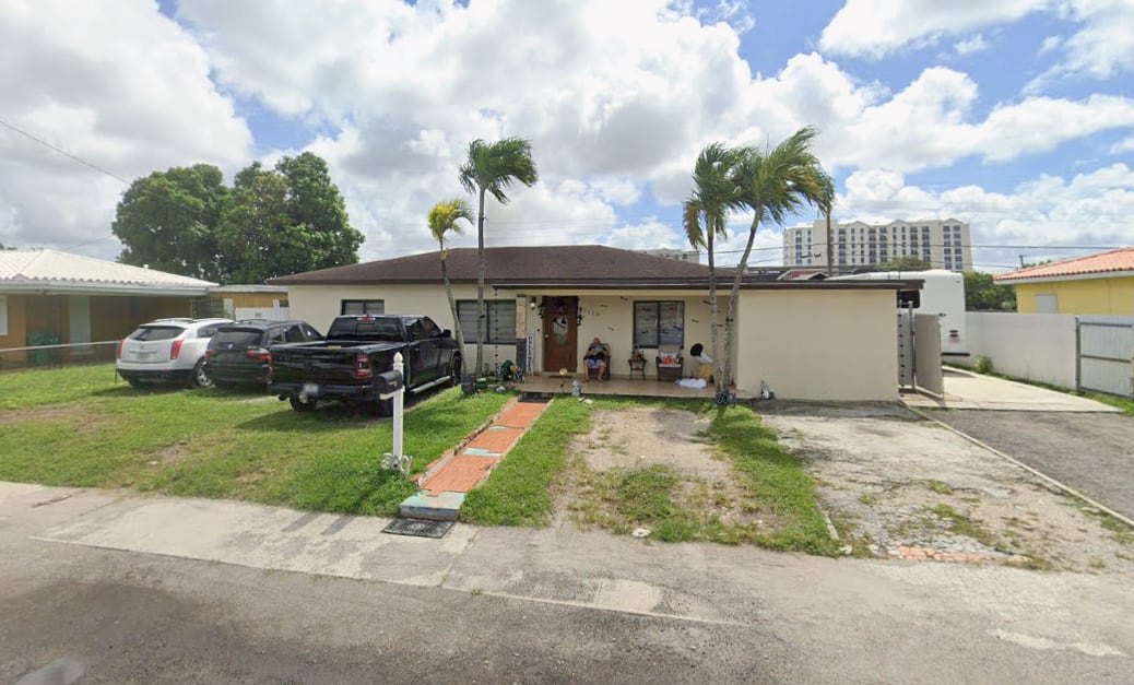 La investigación de la Oficina del Sheriff de Miami-Dade comenzó tras una denuncia anónima sobre la venta de mercancía falsificada en una vivienda de Northwest 81st Terrace (Google Maps)
