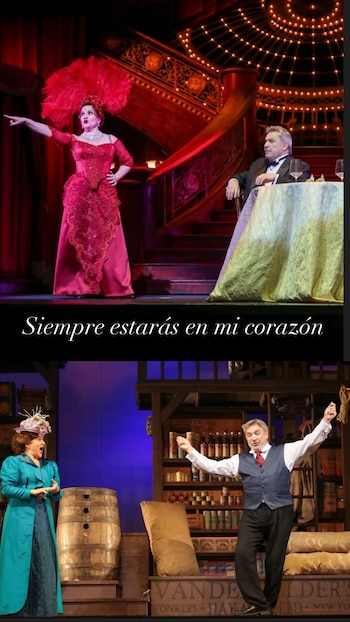 Dos imágenes de actores en un escenario teatral con vestuario de época y la frase en español «Siempre estarás en mi corazón» entre ambas
