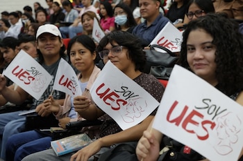 El acto de entrega de becas representa un paso firme hacia una universidad más justa e inclusiva para toda la comunidad estudiantil. (Foto: UES)