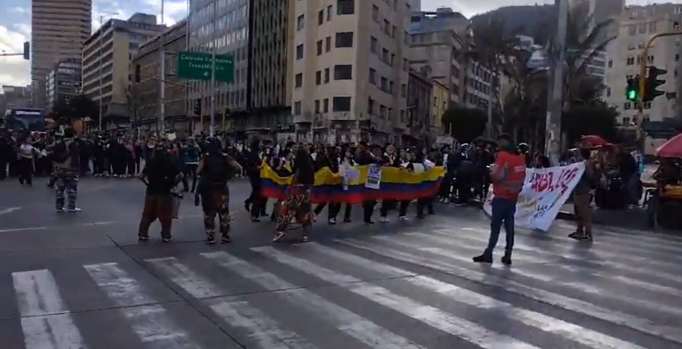 Manifestaciones paralizan la movilidad en Bogotá y obligan a desvíos en TransMilenio
