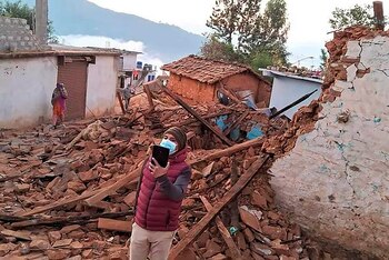 Los aldeanos de Nepal incineran a sus seres queridos que murieron en el terremoto que sacudió el noroeste y mató a 157 personas
