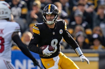 Kenny Pickett (8), quarterback de