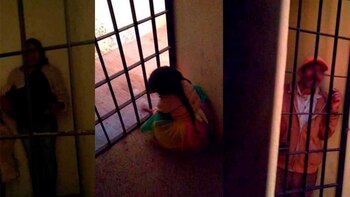 Familia, incluidos dos menores, encarcelada