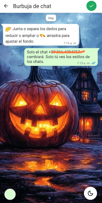 Captura de pantalla de la interfaz de un chat con un fondo de calabaza iluminada de Halloween y globos de texto en español