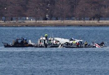 Los trabajadores de emergencia recuperan