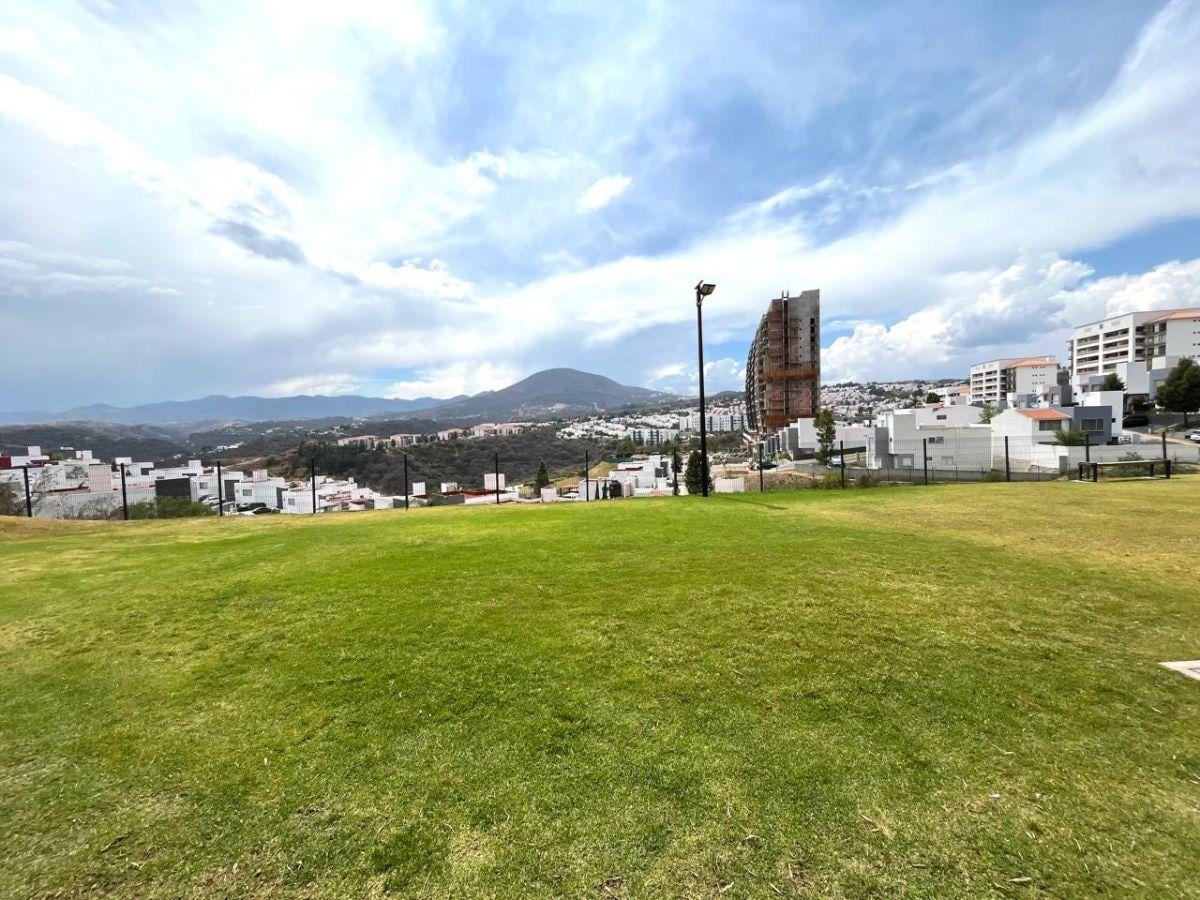 El fraccionamiento Grand Viure cuenta con aproximadamente 17,000 metros cuadrados de áreas verdes entre sus torres residenciales, una de las amenidades que distinguen al desarrollo en Bosque Esmeralda. Crédito: Inmuebles24