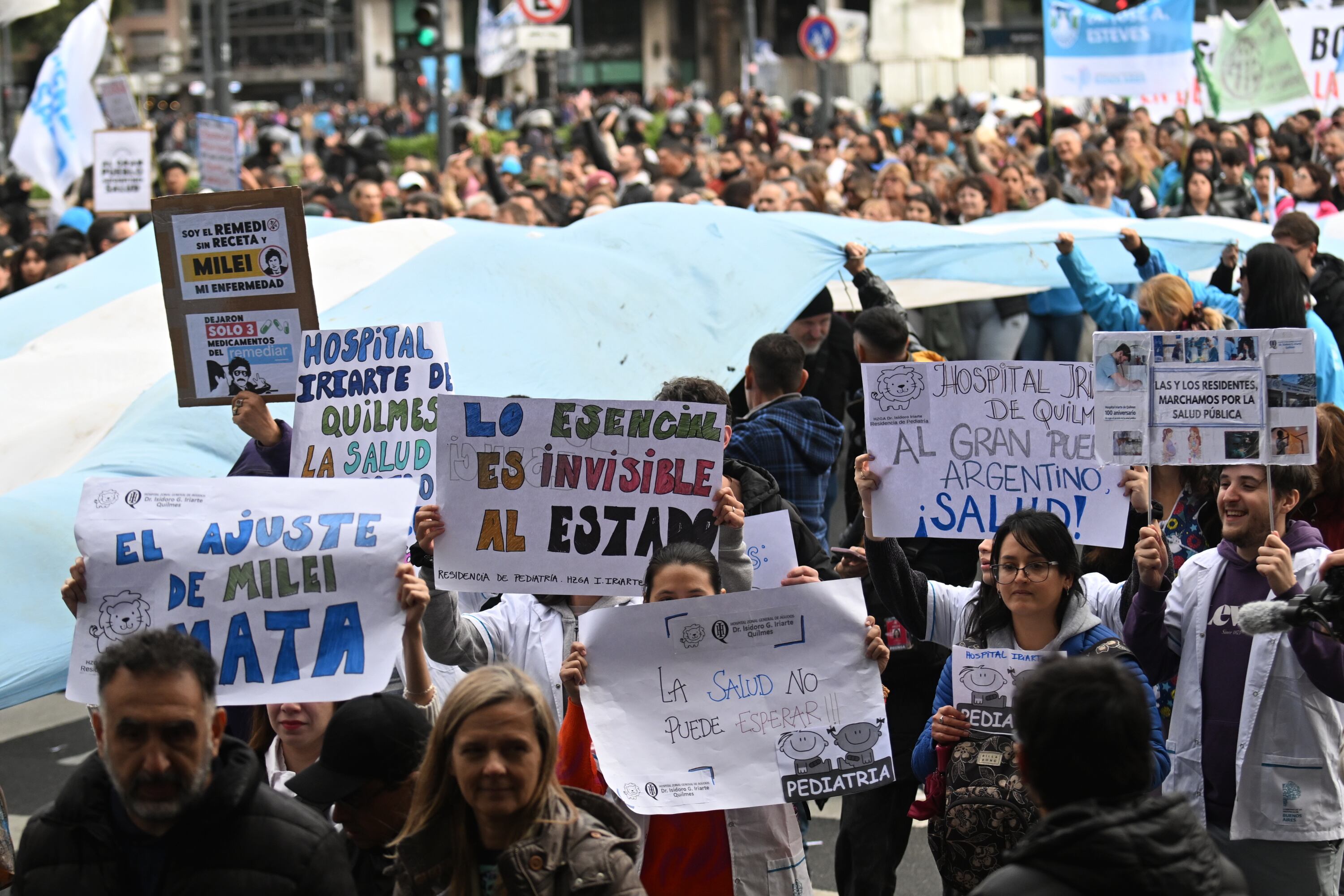Los carteles estuvieron marcados por consignas en contra del ajuste al Estado