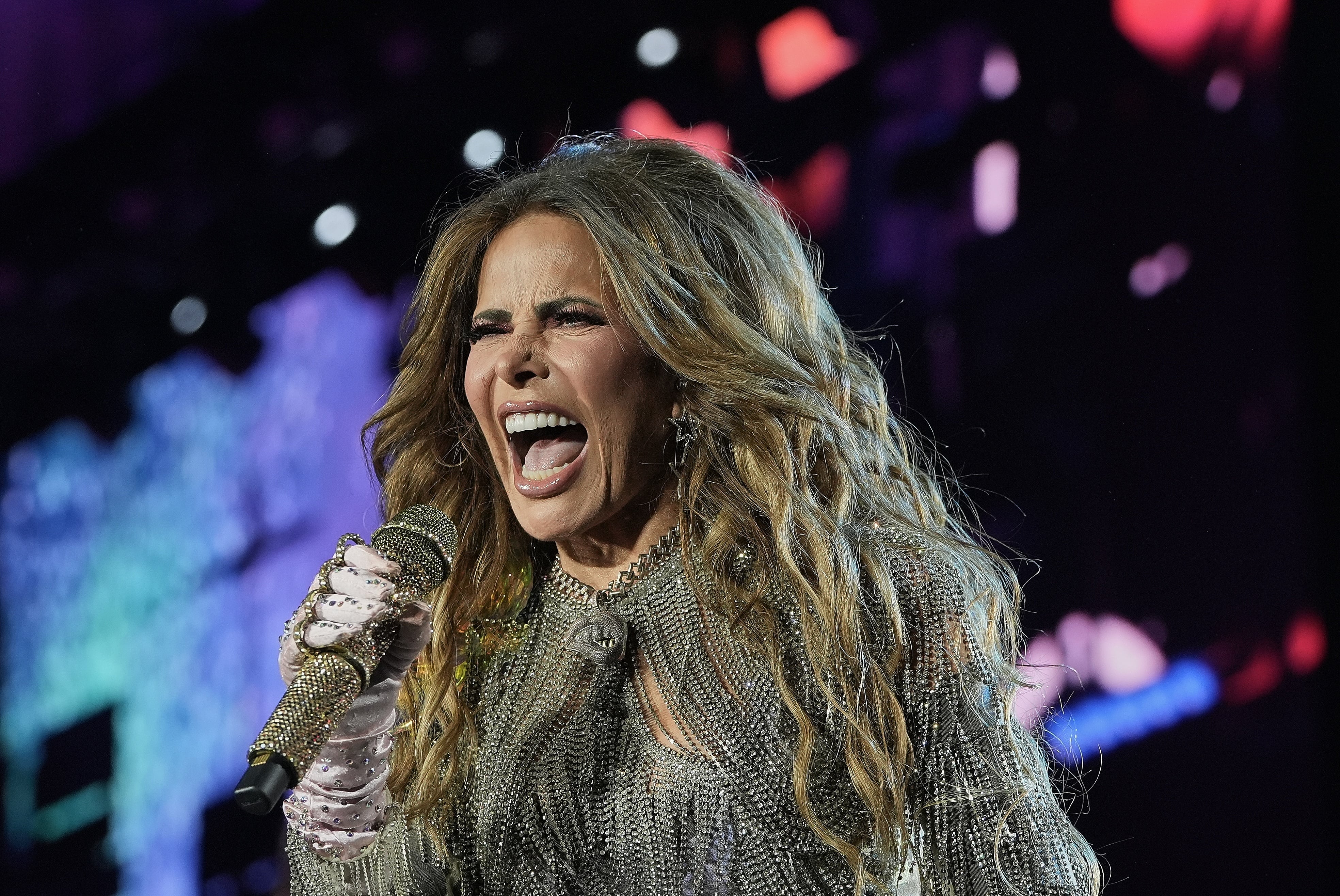 La cantante mexicana Gloria Trevi recorrió las calles de la ciudad colonial acompañada por su equipo de trabajo. (Archivo: AP/Ginnette Riquelme)