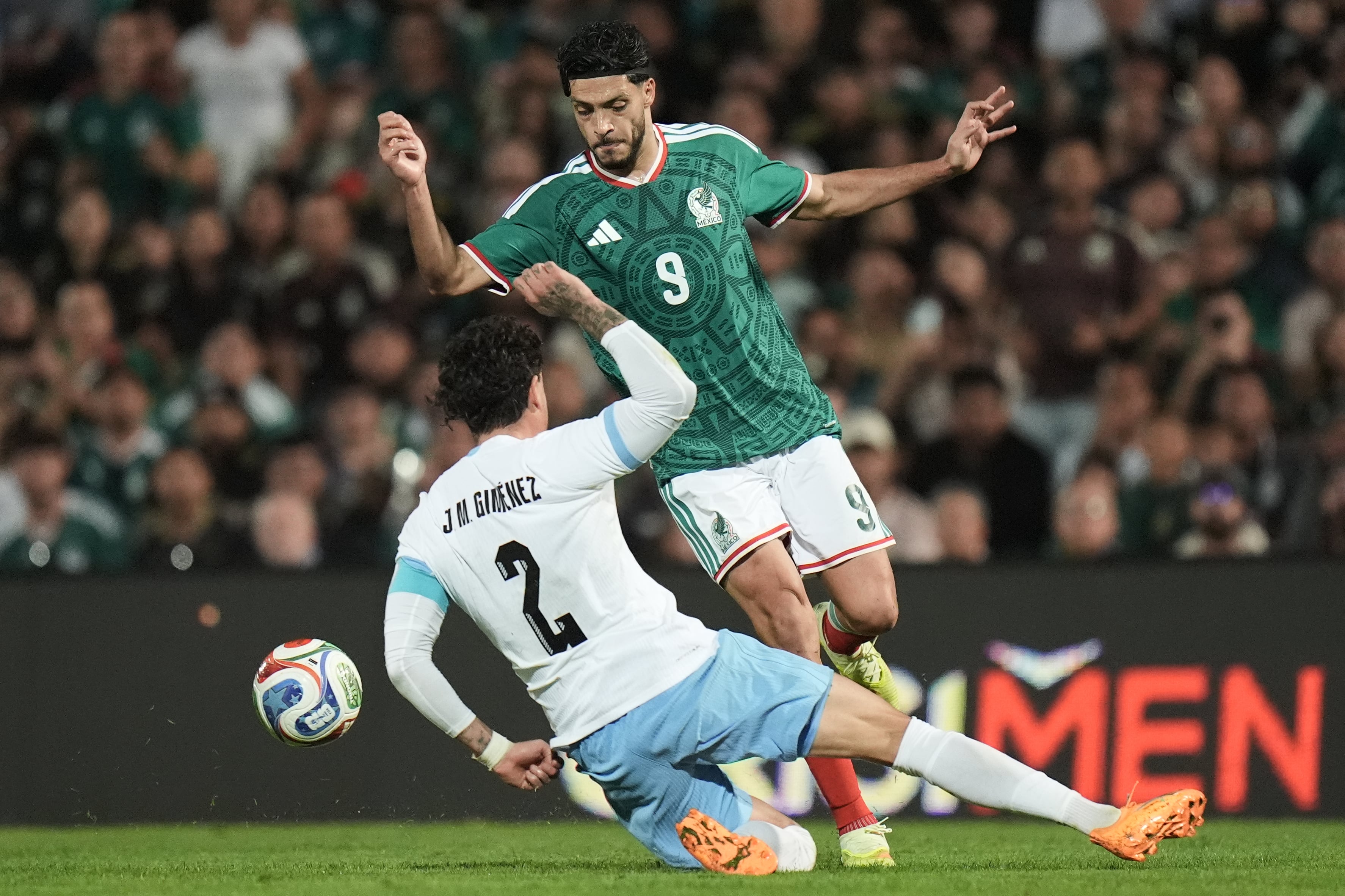 El mexicano Raúl Jiménez, arriba, enfrenta al uruguayo José María Giménez durante un partido amistoso internacional en Torreón, Mexico, el sábado 15 de noviembre de 2025. (AP Foto/Eduardo Verdugo)