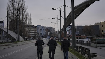 Serbia pide a la misión de la OTAN en Kosovo que reconsidere su retirada del puente Ibar de Mitrovica
