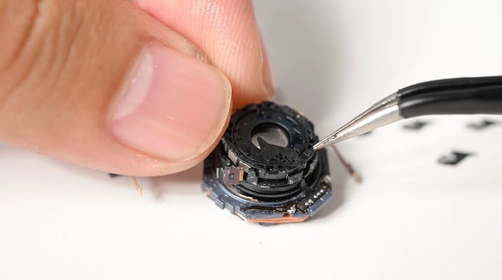 La cámara del iPhone 18 Pro ahora cuenta con apertura variable. (iFixit)