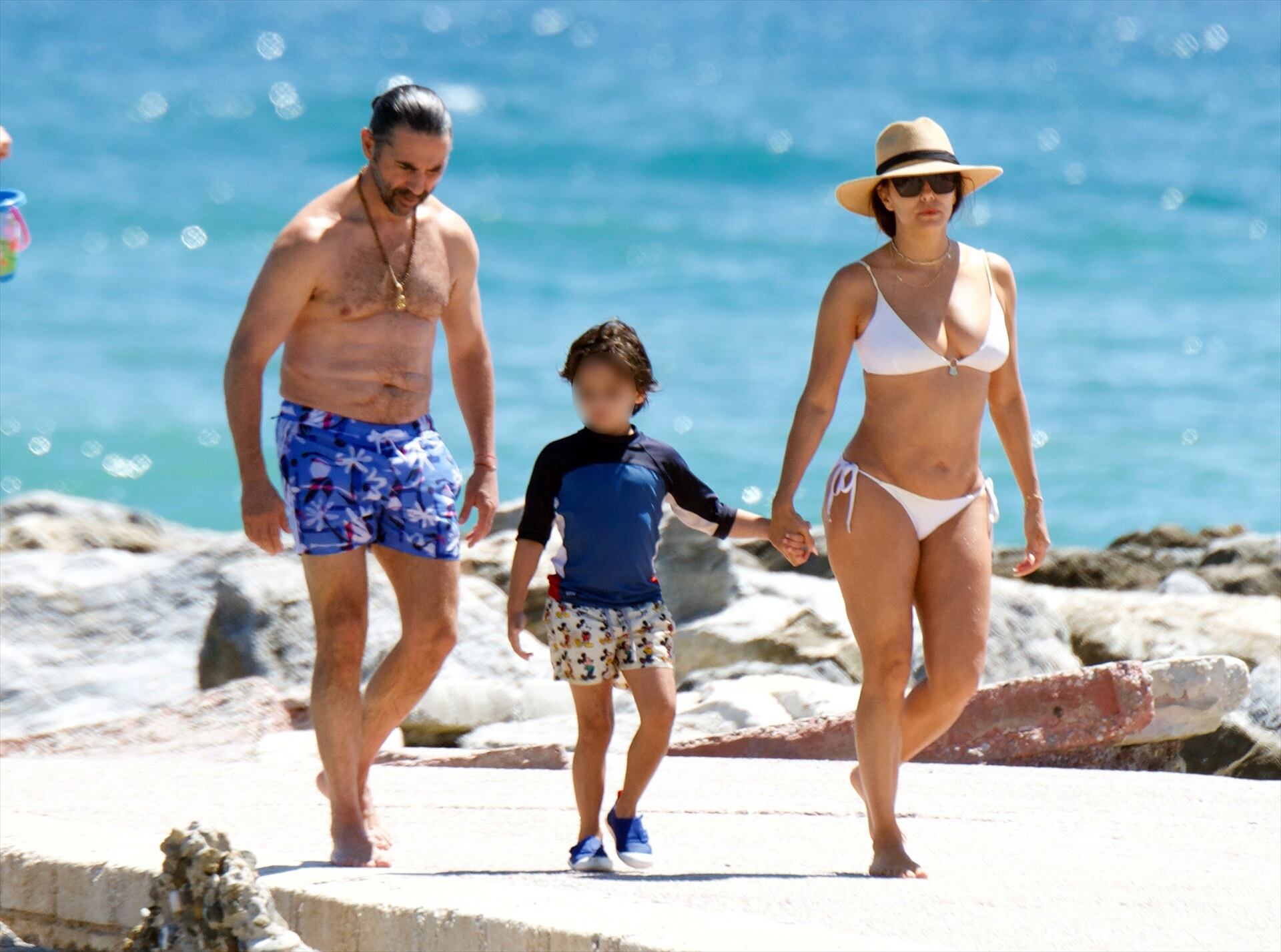 Eva Longoria, Pepe Bastón y su hijo Santiago, el pasado verano en Marbella. (Fredy Torra/Europa Press)