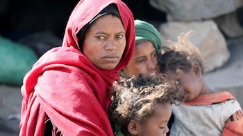 Sin alimentos ni refugio, muchas familias yemeníes escapan de los ataques hutíes