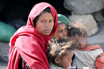 Los desplazados en Adén y Taiz levantaron campamentos improvisados con materiales precarios y pocas pertenencias (REUTERS/Khaled Abdullah)