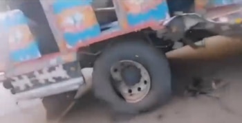 Bus de servicio intermunicipal resultó afectado por la onda explosiva tras un atentado en la vía Panamericana - crédito crédito @Webinfomil/X