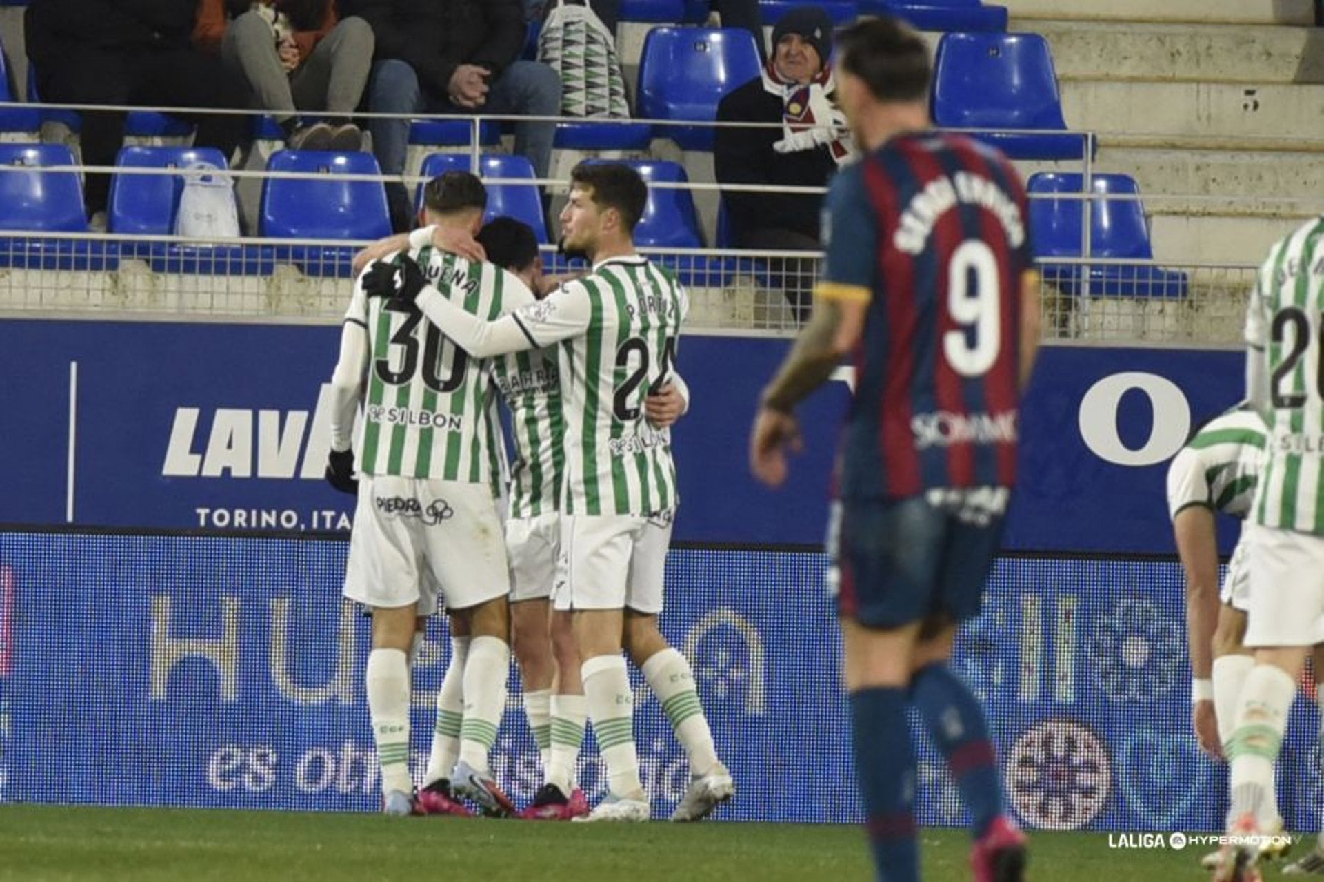 (Crónica) El Córdoba remonta en El Alcoraz y hurga en la herida del Huesca