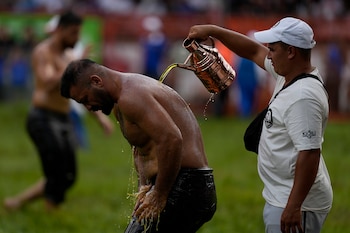 Los pehlivans, cubiertos de aceite