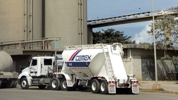 S&P mejora a BBB- calificación