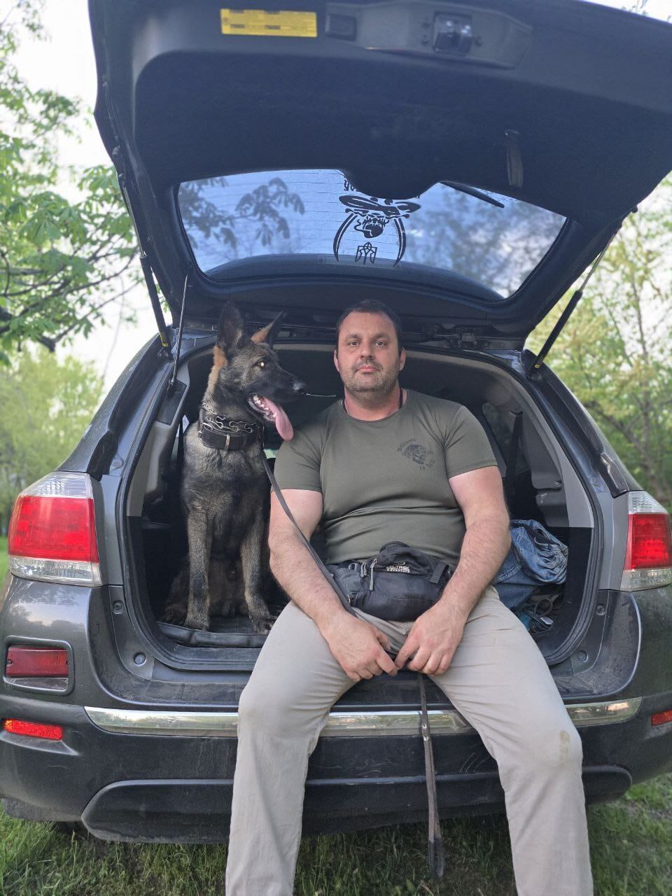 Oleksandr Peredery con su perro cerca del vehículo que utiliza para evacuar a personas. (archivo personal de Oleksandr Peredery)
