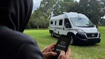 Puso su camper a la venta en internet y perdió 45.000 euros: un estafador mostró un justificante falso de transferencia y la revendió por 25.000 euros dos días después