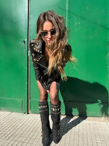 Cabello con ondas quebradas, anteojos