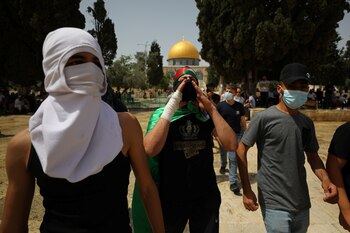 Manifestantes palestinos enmascarados en Jerusalén