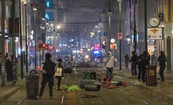 Los disturbios del 17 y 18 de octubre en Milán dejaron cerca de 200 policías heridos. (Stefano Porta/LaPresse vía AP)