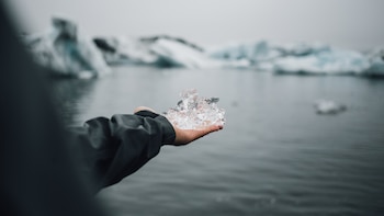 ¿Por qué la sal derrite el hielo, pero también sirve para hacer helados? La respuesta está en la química