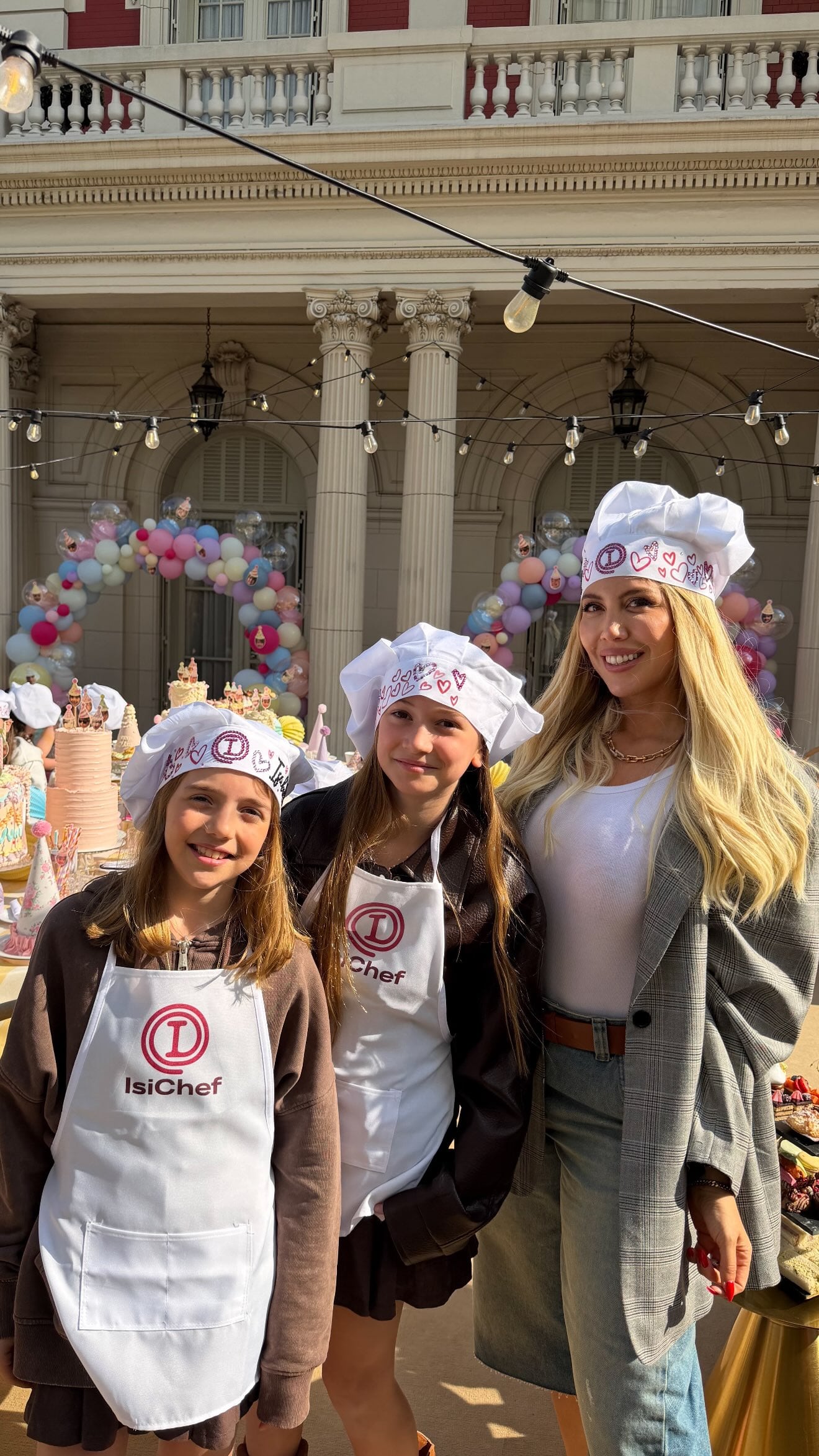 Wanda Nara posa junto a sus hijas Francesca e Isabella Icardi con atuendos de cocina durante un festejo infantil al aire libre.