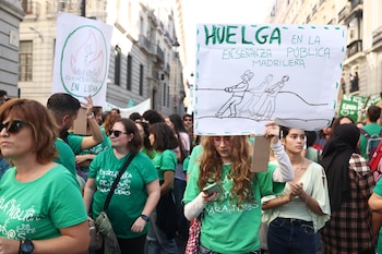 El profesorado de la educación pública de la Comunidad de Madrid ha iniciado hoy una huelga indefinida para reclamar más recursos y mejores condiciones laborales convocada por los sindicatos CCOO, CGT, CNT, Solidaridad Obrera, STEM y UGT, así como por las plataformas docentes Educación Especial Digna, Menos Lectivas y Queremos FP. Entre sus principales reivindicaciones figura la recuperación de un máximo de 17 periodos lectivos semanales en Educación Secundaria y Formación Profesional y de 22 en Primaria, y la reducción de los ratios a 13 en Infantil, 15 en Primaria, 20 en Secundaria, 23 en Bachillerato y 15 en FP