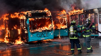 Jóvenes incendiaron autobuses en el