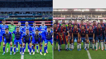 Dos equipos de fútbol posan en campos de césped de estadios. Un equipo con uniforme azul, otro con uniforme rojo y azul. Un jugador sostiene una camiseta.