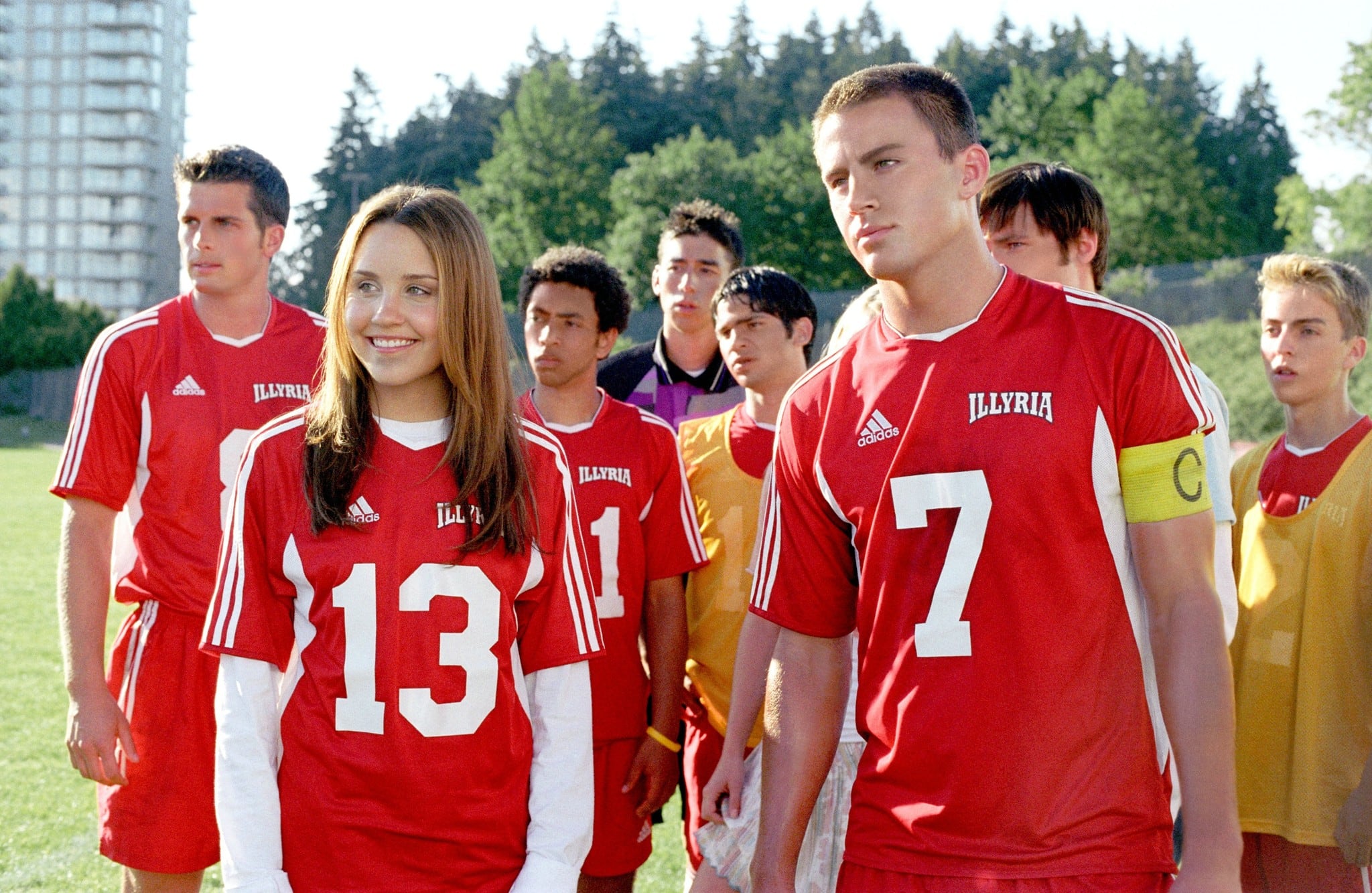 “She’s the Man” usa una identidad prestada para abrirle la puerta al fútbol en un internado.