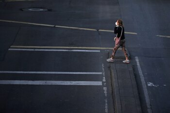 Una mujer con una máscara