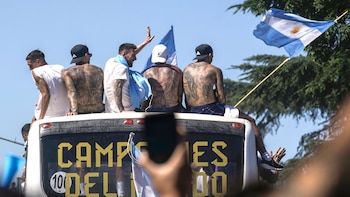 Lionel Messi saluda a la