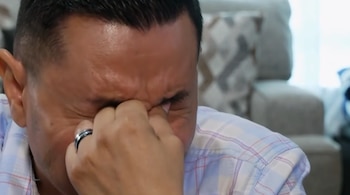 Un hombre, Wilmer Trujillo, de cerca, se frota los ojos con la mano derecha, usando una camisa a cuadros y un anillo