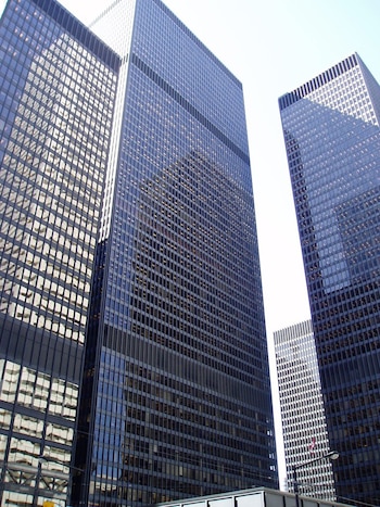 Tres de las torres del Toronto-Dominion Centre: Hoy cayó de la Torre TD Bank, entonces llamada Torre Toronto-Dominion Bank