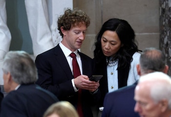 La Chan Zuckerberg Initiative reorientó recursos de programas sociales hacia la inteligencia artificial y la investigación biomédica, y ese giro dejó sin prioridad a la escuela. (REUTERS/Evelyn Hockstein)