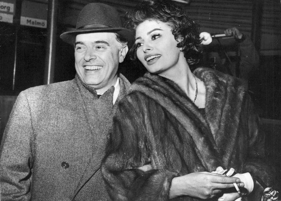 Sophia Loren y su marido el productor Carlo Ponti, quien era 22 años mayor en una foto de 1958